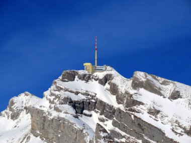Alpstein dağlarında ve Appenzell Alpleri 'nde kar tepeli alp zirvesi Santis (veya Saentis, 2502 m), İsviçre' nin St. Gallen Kantonu (Schweiz)