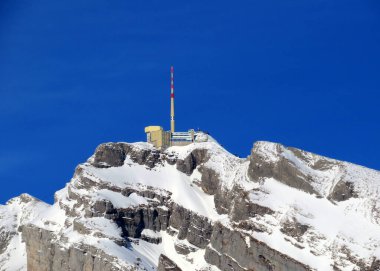 Alpstein dağlarında ve Appenzell Alpleri 'nde kar tepeli alp zirvesi Santis (veya Saentis, 2502 m), İsviçre' nin St. Gallen Kantonu (Schweiz)