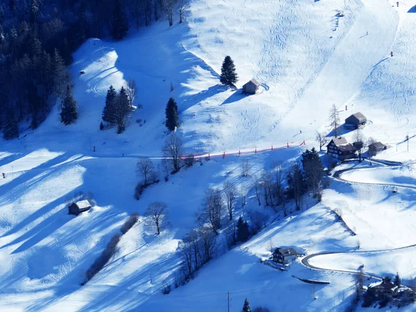 在瑞士圣约翰阿尔卑斯山区丘尔菲斯登山脉雪坡上的高山冬季 一场迷人的阳光和阴影的表演 — 图库照片