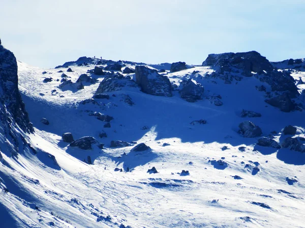 位于瑞士Alt Johann Schweiz Walenstadt湖畔Churfirsten山脉Brisi和Frumsel 或Fruemsel 山峰之间的Frumseltal 或Fruemseltal 白雪覆盖的高山山谷 — 图库照片