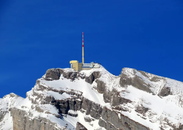 Alpstein dağlarında ve Appenzell Alpleri 'nde kar tepeli alp zirvesi Santis (veya Saentis, 2502 m), İsviçre' nin St. Gallen Kantonu (Schweiz)