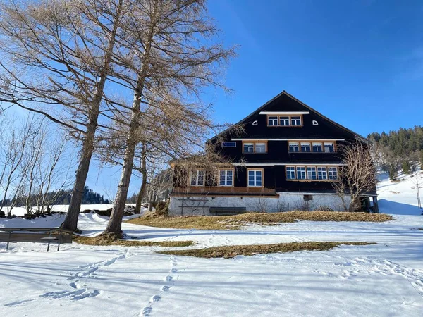 Arquitetura Tradicional Suíça Casas Alpinas Madeira Ambiente Inverno Neve Branca — Fotografia de Stock