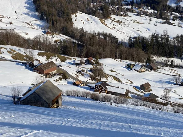 Traditionell Schweizisk Arkitektur Och Alpina Trähus Vintermiljö Nyvitt Snötäcke Alt — Stockfoto