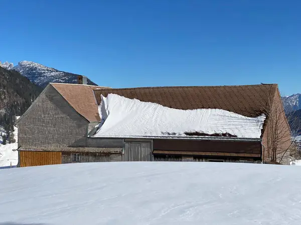 Heimische Almhütten Und Hölzerne Rinderställe Auf Schneebedeckten Schweizer Almen Alt — Stockfoto