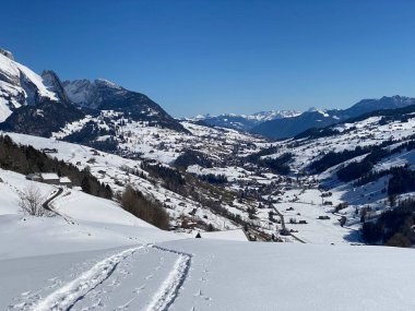 Alpstein ve Churfirsten dağ kitleleri arasındaki Thur nehir vadisinde (Thurtal) kar yağışı görülür, Alt St. Johann - Obertoggenburg bölgesi, İsviçre (Schweiz)