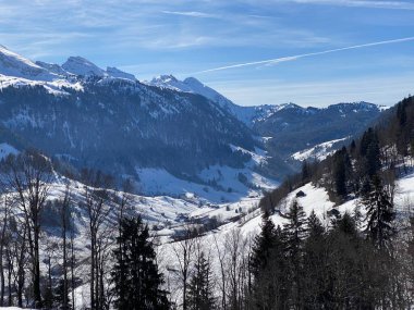 Alpstein ve Churfirsten dağ kitleleri arasındaki Thur nehir vadisinde (Thurtal) kar yağışı görülür, Alt St. Johann - Obertoggenburg bölgesi, İsviçre (Schweiz)