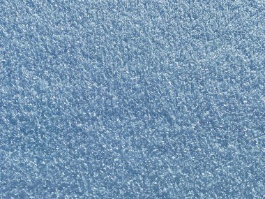 Taze beyaz kar örtüsü üzerindeki küçük buz kristalleri veya küçük dağ kar taneleri tabanı, Obertoggenburg vadisi - Alt St. Johann, İsviçre (Schweiz)