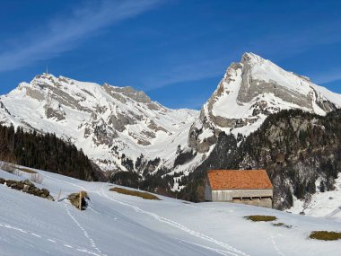 Alpstein dağ sırası, Alt St. Johann 'da (Schweiz) kar tepeli alp tepeleri Saentis (veya Santis, 2502 m) ve Wildhuser Schofberg (veya Wildhuser Schafberg, 2373 m).)