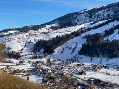 Thur Nehri Vadisi 'ndeki (Thurtal) Alt St. Johann manzaralı kış atmosferi veya Obertoggenburg Bölgesi - St. Gallen Kantonu, İsviçre (Schweiz)