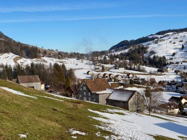 Thur Nehri Vadisi 'ndeki (Thurtal) Alt St. Johann manzaralı kış atmosferi veya Obertoggenburg Bölgesi - St. Gallen Kantonu, İsviçre (Schweiz)