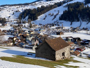 Thur Nehri Vadisi 'ndeki (Thurtal) Alt St. Johann manzaralı kış atmosferi veya Obertoggenburg Bölgesi - St. Gallen Kantonu, İsviçre (Schweiz)