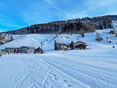 Kayak ve kayak pistleri Thur nehir vadisinde ve İsviçre alp bölgesinde Obertoggenburg, Alt St. Johann - İsviçre 'nin St. Gallen Kantonu (Schweiz)