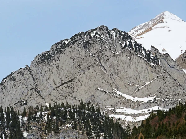 位于Alpstein山脉的Wildhuser Schofberg峰南侧和瑞士St Gallen州Wildhaus的Annzell Alps地块上的冰雪覆盖高山岩石Schofbergwand Schweiz — 图库照片