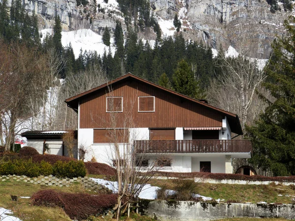 Arquitetura Tradicional Suíça Casas Alpinas Madeira Início Primavera Com Restos — Fotografia de Stock