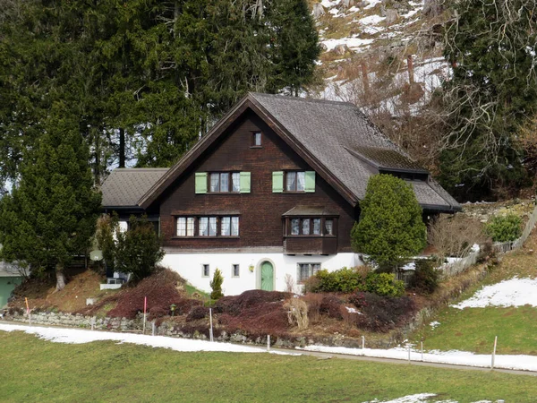 Hagyományos Svájci Építészet Fából Készült Alpesi Házak Kora Tavasszal Környező — Stock Fotó
