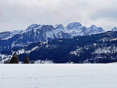 Seeztal ve Ren nehir vadisinin yukarısındaki Appenzell Alpleri 'ndeki Alvier grubu sıradağları - İsviçre' nin St. Gallen Kantonu (Schweiz)