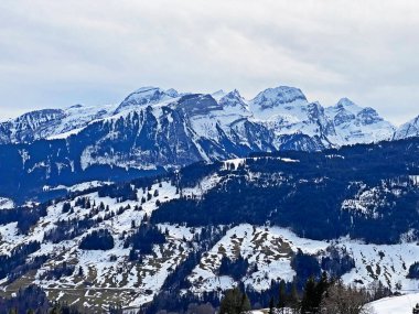 Seeztal ve Ren nehir vadisinin yukarısındaki Appenzell Alpleri 'ndeki Alvier grubu sıradağları - İsviçre' nin St. Gallen Kantonu (Schweiz)