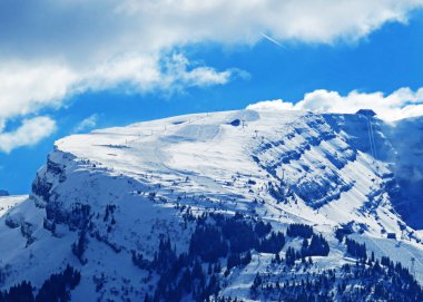 Toggenburg Bölgesi ile Walenstadt Gölü veya Obertoggenburg Gölü (Schweiz) arasında, Churfirsten Dağları 'ndaki Chaeserugg (veya Chaeserugg, 2261 m) karlı dağ zirvesi.)