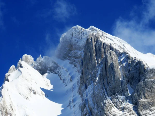 高山のピーク時に白い毛布Wildhuser Schofberg またはWildhuser Schafberg 2373 アルプステイン山脈と付録のアルプスの大規模な Unterwasser カントン セントガレン スイス — ストック写真