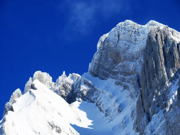 高山のピーク時に白い毛布Wildhuser Schofberg またはWildhuser Schafberg 2373 アルプステイン山脈と付録のアルプスの大規模な Unterwasser カントン セントガレン スイス — ストック写真