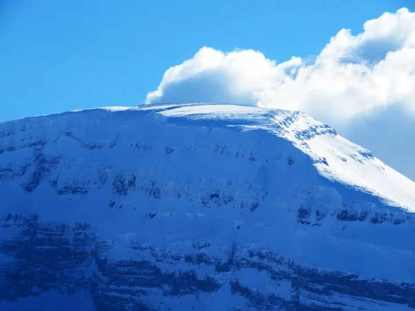位于托亨堡地区与瓦伦塞湖或瑞士瓦伦施塔特湖 奥伯托根堡 Schweiz 之间的丘尔菲尔斯滕山脉的雪峰Hinterrugg 或Hinderrugg 2306米 — 图库照片