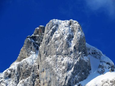 Karla kaplı yüksek dağlık otlaklar ve kışın Alpstein kalabalığının kayalık tepeleri (Appenzell Alps massif), Unterwasser - St. Gallen Kantonu, İsviçre (Schweiz)