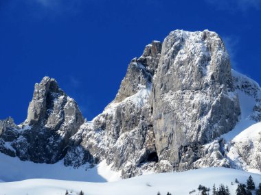 Karla kaplı yüksek dağlık otlaklar ve kışın Alpstein kalabalığının kayalık tepeleri (Appenzell Alps massif), Unterwasser - St. Gallen Kantonu, İsviçre (Schweiz)