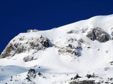 Karla kaplı yüksek dağlık otlaklar ve kışın Alpstein kalabalığının kayalık tepeleri (Appenzell Alps massif), Unterwasser - St. Gallen Kantonu, İsviçre (Schweiz)