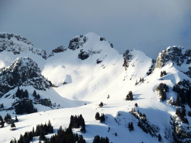 Karla kaplı yüksek dağlık otlaklar ve kışın Alpstein kalabalığının kayalık tepeleri (Appenzell Alps massif), Unterwasser - St. Gallen Kantonu, İsviçre (Schweiz)