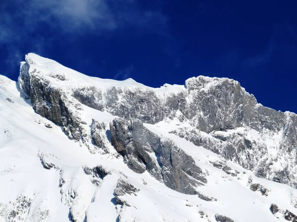 瑞士圣加仑州Unterwasser市 Schweiz 身着冬衣的高山草场和阿尔卑斯泰因地块的岩石峰 — 图库照片