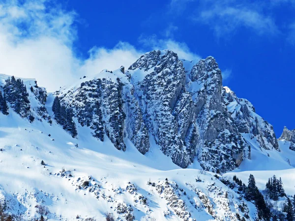 Χιονισμένα Ψηλά Αλπικά Λιβάδια Και Βραχώδεις Κορυφές Του Ορεινού Όγκου — Φωτογραφία Αρχείου