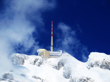 Otel Santis (Saentis) veya Otel Santis ve Saentisgipfel Panorama Restoranı (Santisgipfel Panorama Restoranı) - İsviçre / Schweiz adlı peri masalı ortamında zirvenin etkileyici bir görüntüsü