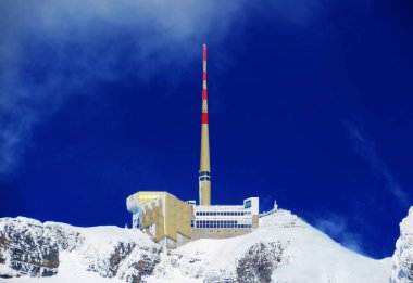 Otel Santis (Saentis) veya Otel Santis ve Saentisgipfel Panorama Restoranı (Santisgipfel Panorama Restoranı) - İsviçre / Schweiz adlı peri masalı ortamında zirvenin etkileyici bir görüntüsü