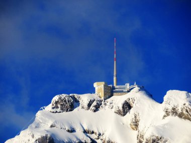 Otel Santis (Saentis) veya Otel Santis ve Saentisgipfel Panorama Restoranı (Santisgipfel Panorama Restoranı) - İsviçre / Schweiz adlı peri masalı ortamında zirvenin etkileyici bir görüntüsü