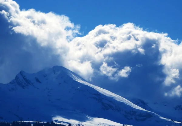 Magische Winterwolken Boven Besneeuwde Toppen Van Het Zwitserse Bergmassief Churfirsten — Stockfoto