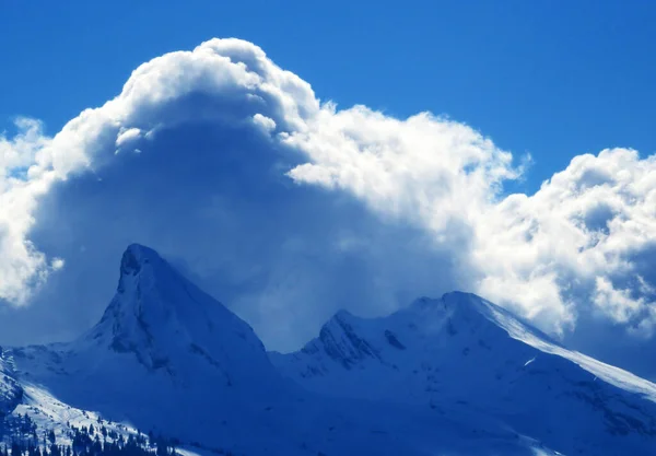 Magische Winterwolken Boven Besneeuwde Toppen Van Het Zwitserse Bergmassief Churfirsten — Stockfoto