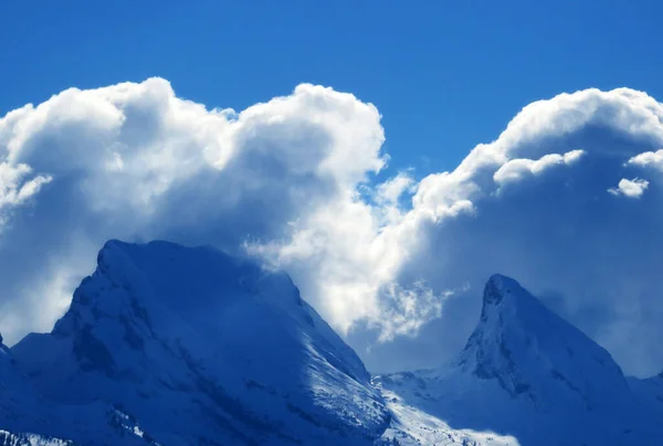 Nuages Hiver Magiques Sur Les Sommets Enneigés Chaîne Alpine Suisse — Photo