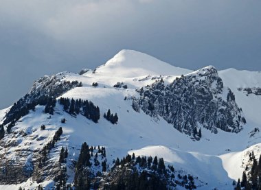 Alpstein Dağları 'nda ve Appenzell Alpleri' nde kar tepeli alp zirvesi (1989 m) - İsviçre 'nin St. Gallen Kantonu (Schweiz)