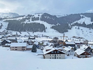 Obertoggenburg Vadisi 'nde bulunan Alp Dağları' ndaki turist-tarım yerleşiminde ve Alpstein ve Churfirsten sıradağları arasındaki muhteşem kar yağışı ortamı İsviçre / Schweiz