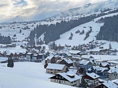 Obertoggenburg Vadisi 'nde bulunan Alp Dağları' ndaki turist-tarım yerleşiminde ve Alpstein ve Churfirsten sıradağları arasındaki muhteşem kar yağışı ortamı İsviçre / Schweiz