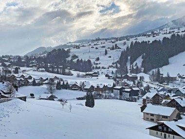 Obertoggenburg Vadisi 'nde bulunan Alp Dağları' ndaki turist-tarım yerleşiminde ve Alpstein ve Churfirsten sıradağları arasındaki muhteşem kar yağışı ortamı İsviçre / Schweiz