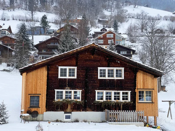 Arquitectura Tradicional Suiza Casas Alpinas Madera Ambiente Invernal Cubierta Nieve —  Fotos de Stock