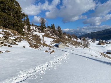 Alpstein dağlarının yamaçlarında ve İsviçre Alpleri 'nin taze dağlık kar örtüsünde muhteşem kış yürüyüş yolları ve izler var.)