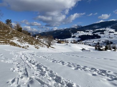 Alpstein dağlarının yamaçlarında ve İsviçre Alpleri 'nin taze dağlık kar örtüsünde muhteşem kış yürüyüş yolları ve izler var.)