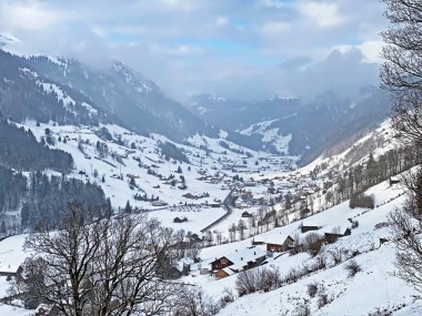 Alpstein ve Churfirsten dağ kitleleri arasındaki Thur nehir vadisinde (Thurtal) kar yağışı görülür, Alt St. Johann - Obertoggenburg bölgesi, İsviçre (Schweiz)