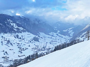 Alpstein ve Churfirsten dağ kitleleri arasındaki Thur nehir vadisinde (Thurtal) kar yağışı görülür, Alt St. Johann - Obertoggenburg bölgesi, İsviçre (Schweiz)