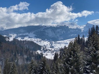 Alpstein ve Churfirsten dağ kitleleri arasındaki Thur nehir vadisinde (Thurtal) kar yağışı görülür, Alt St. Johann - Obertoggenburg bölgesi, İsviçre (Schweiz)