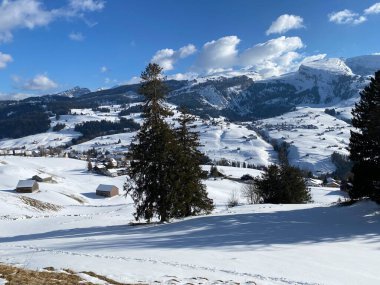 Alpstein ve Churfirsten dağ kitleleri arasındaki Thur nehir vadisinde (Thurtal) kar yağışı görülür, Alt St. Johann - Obertoggenburg bölgesi, İsviçre (Schweiz)