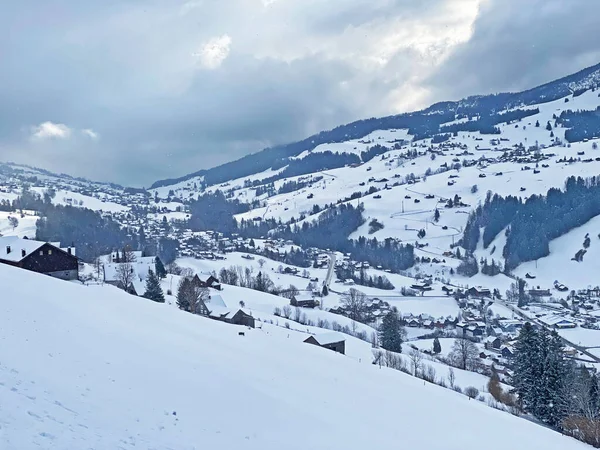 アルプシュタイン山とチュルファーテン山塊の間のサウル川渓谷 またはツュルタル の冬の雪のアイドル アルト セント ヨハン オーバートッゲンブルク地域 スイス スイス — ストック写真