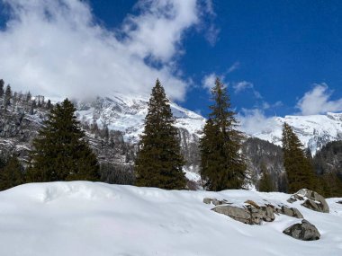 Karla kaplı dağlık tepeler Stoss (veya Stooss, 2112 m) ve Santis (veya Saentis, 2502 m) Alpstein dağ sıralarında ve Appenzell Alpleri, Unterwasser - St. Gallen Kantonu, İsviçre / Schweiz